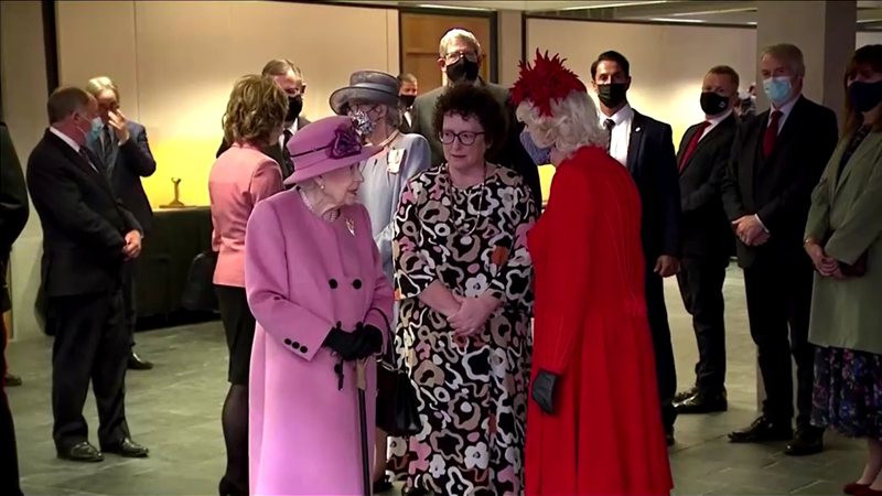 伊麗莎白女王14日出席威爾斯議會的開議典禮，跟查理王儲的夫人卡蜜拉（右）與威爾斯議會議長瓊斯（中）交談，被即時串流影像拍到批評不知道誰會出席COP26，並指各國領袖在氣遷「出一張嘴」。路透
