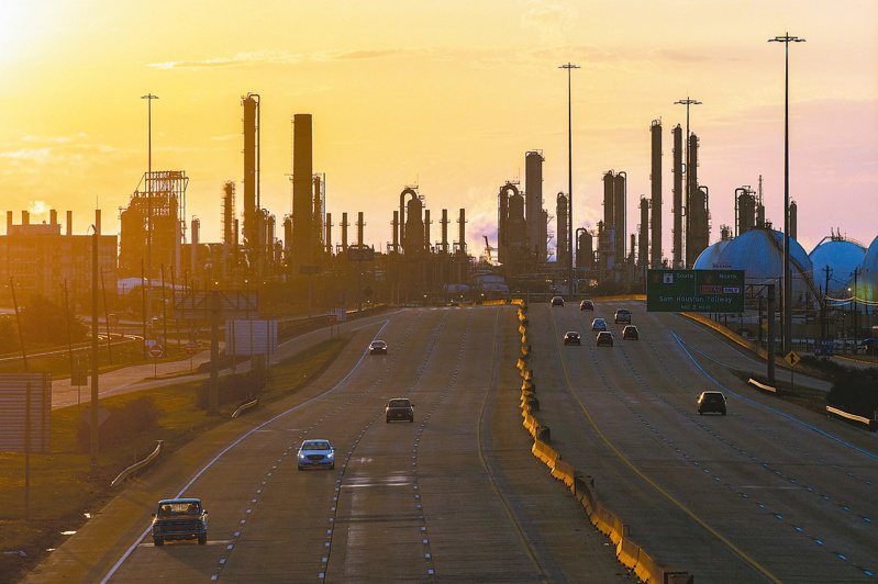 能源價格高漲讓綠能產業成為眾矢之的，圖為殼牌石油在德州休士頓附近的煉油廠。（紐約時報）