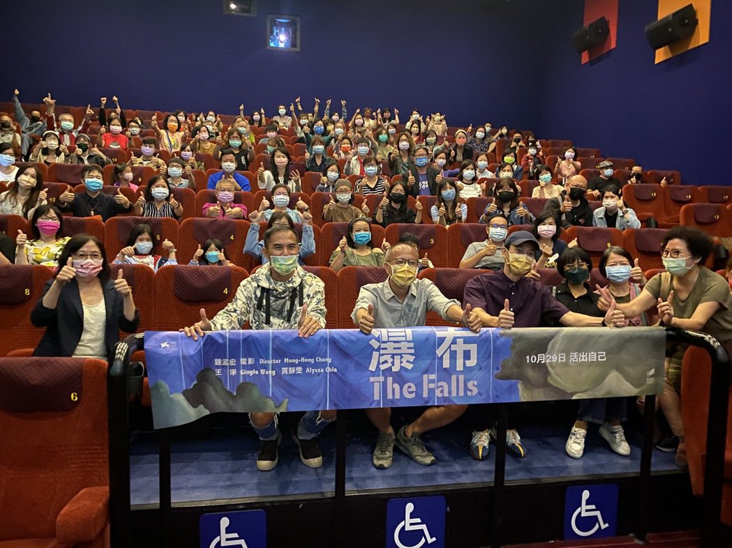 金馬名導鍾孟宏執導，今年受矚目的電影「瀑布」，15日晚在屏東舉辦兩場特映會，出身