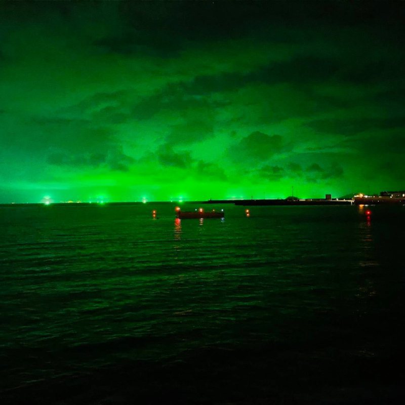 馬祖近期常出現「綠色天空」，當地人會嘲諷為「綠色極光」，背後原因是中國捕魷魚船的綠燈。 圖片來源／福澳窩背包客民宿