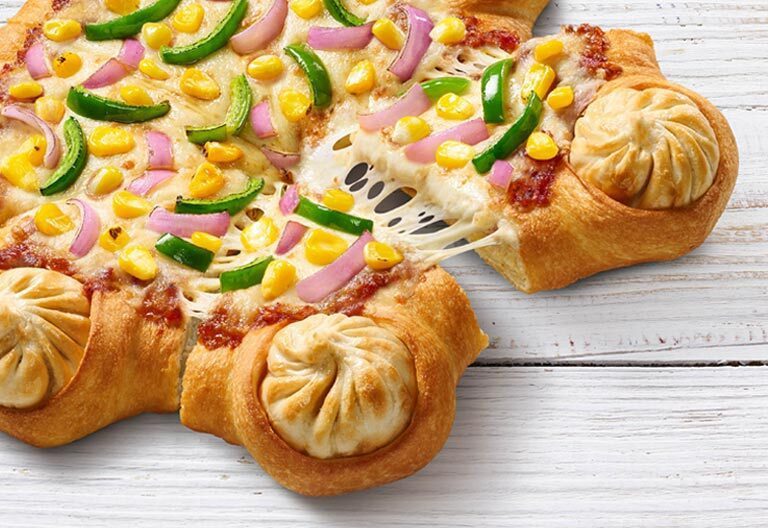 印度必勝客推出的「MOMO MIA披薩」引起網友討論。圖／取自Pizza Hut官網