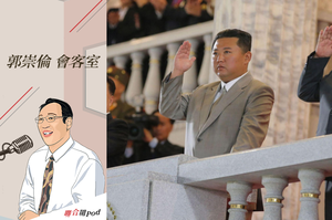 北韓領導人金正恩（中）出席建政73周年閱兵式，和高官在看台上觀禮。 法新社