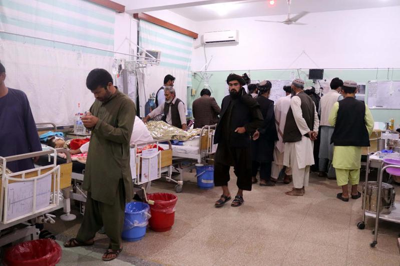 阿富汗南部坎達哈市（Kandahar）一座什葉派清真寺昨天發生自殺炸彈攻擊，造成至少41人死亡，約70人受傷。圖為醫院治療傷者畫面。 歐新社