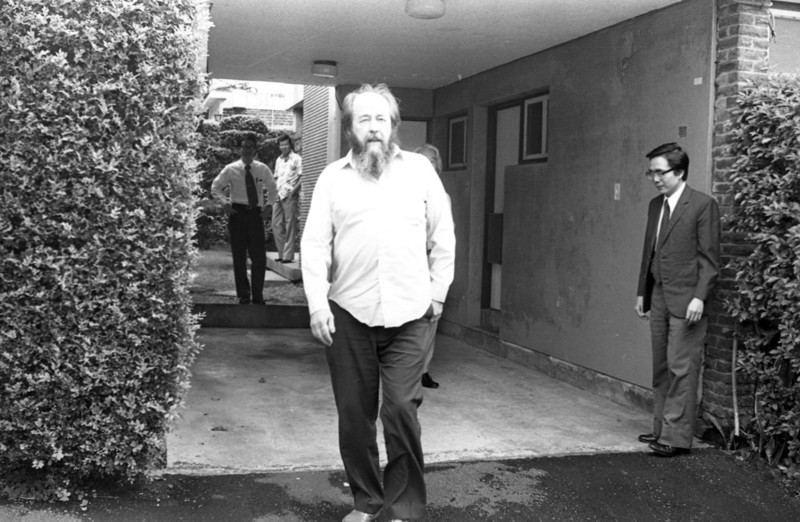 1970年諾貝爾文學獎得主、蘇俄反共作家亞歷山大．索忍尼辛（左）在1982年10月16日訪台。圖／聯合報系資料照片