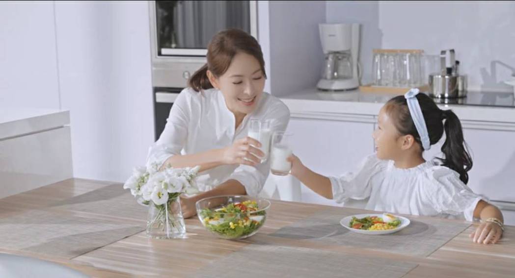 賈永婕和姪女一起拍廣告。圖／摘自YouTube