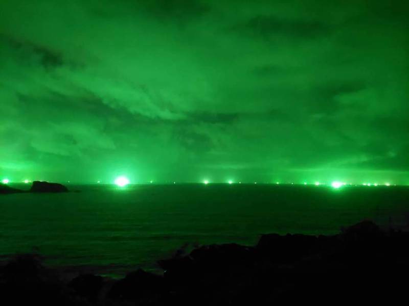 馬祖地區近期受周邊漁船綠色光害影響，連岸上也被照得燈火通明，被民眾戲稱「馬祖極光」。 圖／連江縣民進黨部提供