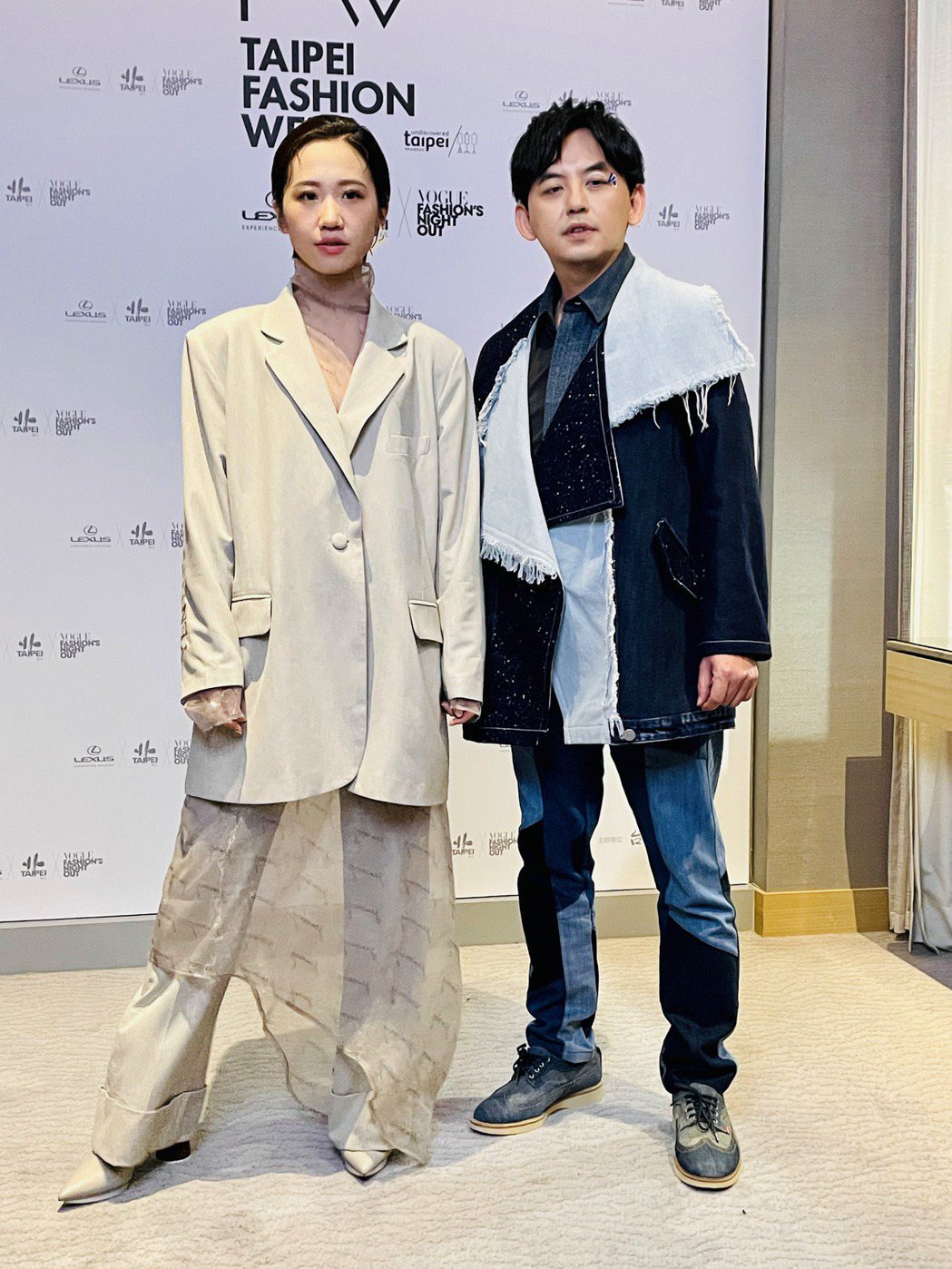 LuLu（左）與師父黃子佼今晚為2021台北時裝周時尚大秀中走秀。記者王郁惠／攝影