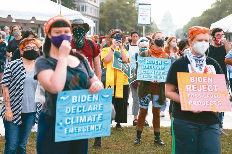 环保人士十五日在华府自由广场举行「人民对抗化石燃料」的游行，将一连进行五天，要求美国总统拜登有更积极的减碳作为。（法新社）(photo:UDN)