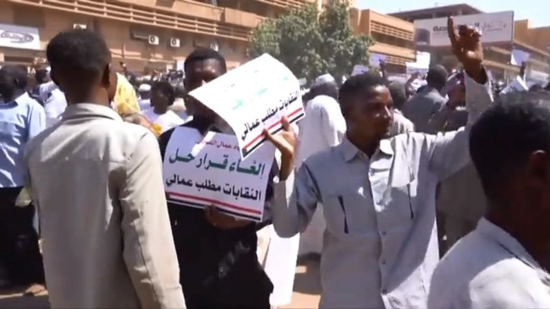 人民走向街頭要求軍方控制蘇丹政府，蘇丹政治局勢更加緊張。(網路截圖)