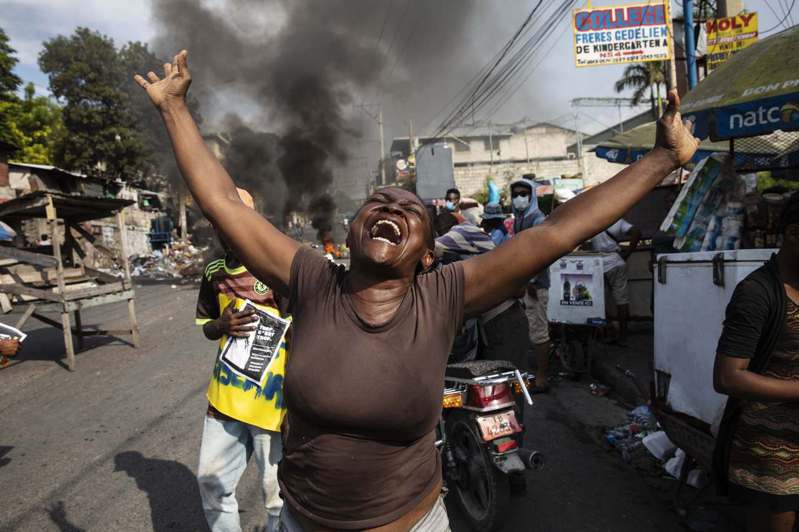 海地首都太子港一名被幫派綁架數日的婦人9月27日走上街頭抗議，高呼反政府口號。美聯社