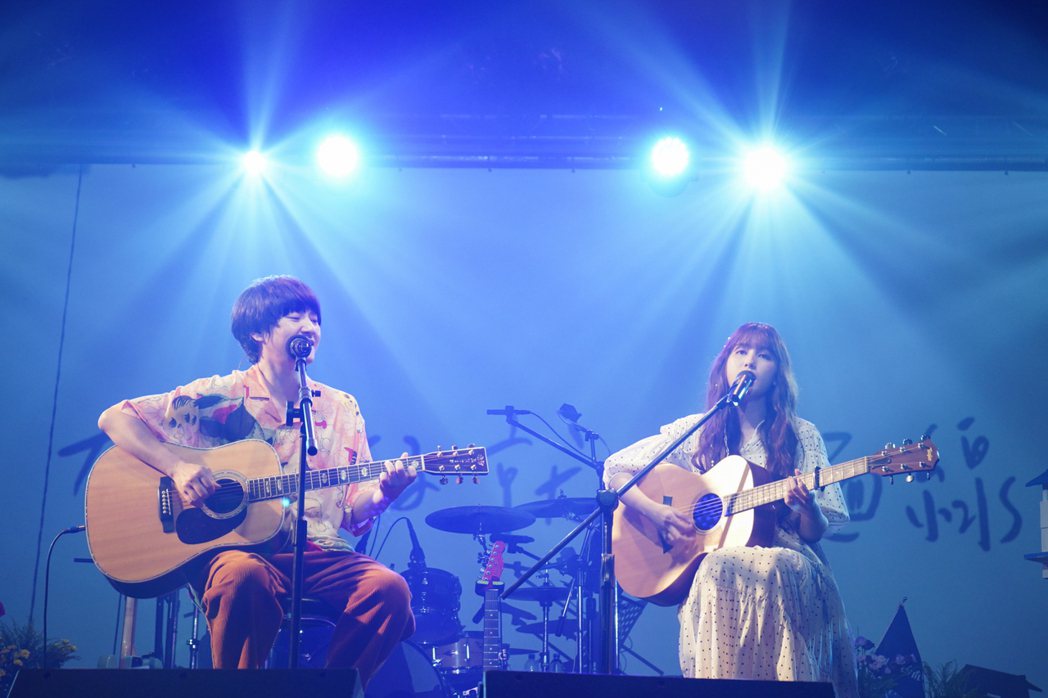 琳誼(右)與旺福的小民首度同台合唱「蚵仔麵線」。圖／相映國際提供
