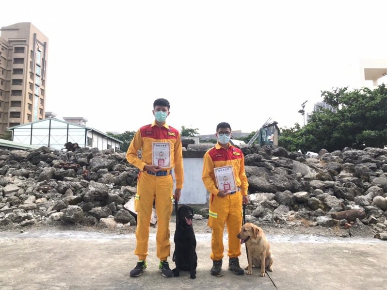 領犬員温智欽（左1）與搜救犬Clay（左2），通過IRO-B高級認證。圖／市府提供