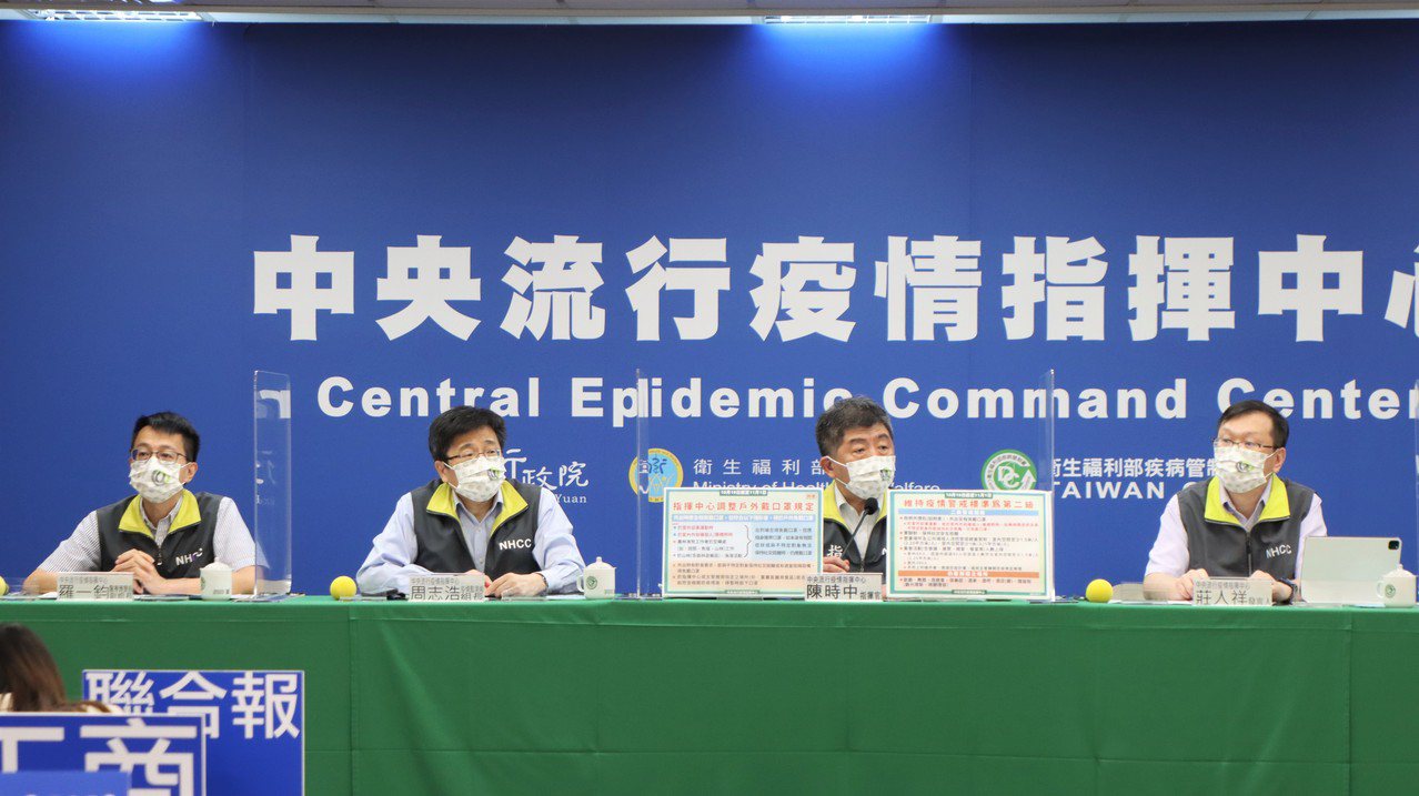 指揮中心醫療應變組副組長羅一鈞（左起）、疫情監測組組長周志浩、指揮官陳時中、發言人莊人祥。圖／指揮中心提供