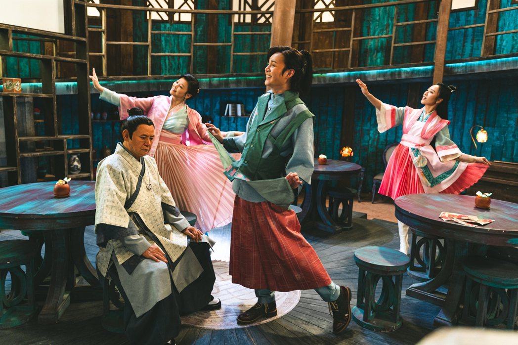 蔡振南（左起）、方馨、許富凱、方宥心在「孟婆客棧」有逗趣演出。圖／公視台語台提供