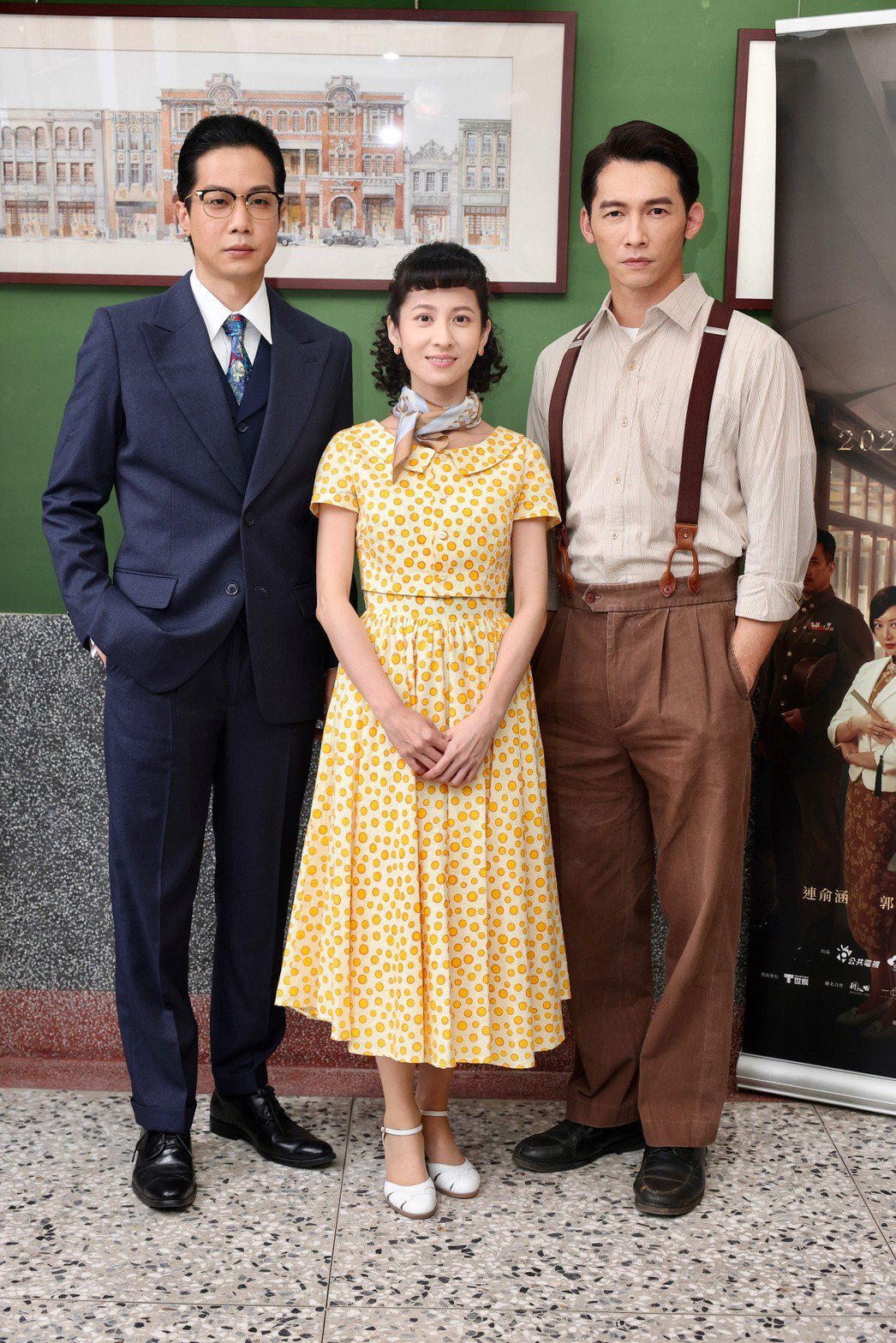 薛仕凌（左）、連俞涵、溫昇豪穿「茶金」戲服，重返大稻埕拍攝場景。記者李政龍／攝影
