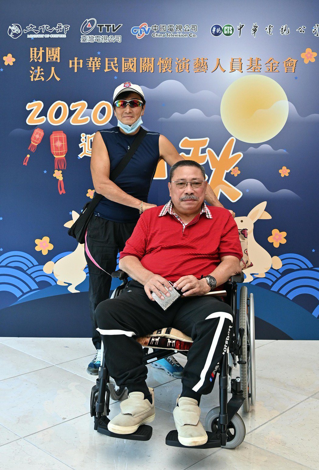 陳松勇(右)去年遇到衛子雲開心閒聊。圖／台視提供