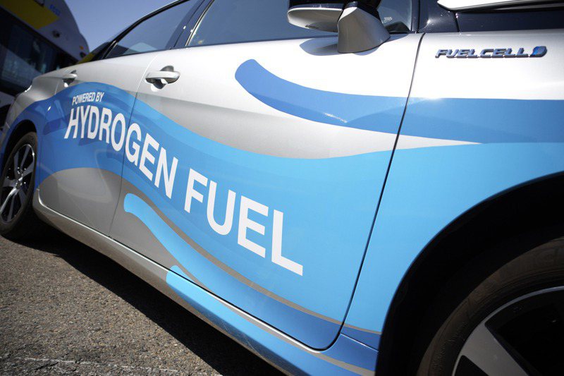 全球綠能車競賽中，電動車目前一馬當先，但氫能車有望成為明日之星，圖為豐田汽車上月在丹佛車展展示的新一代Prius氫能車。美聯社