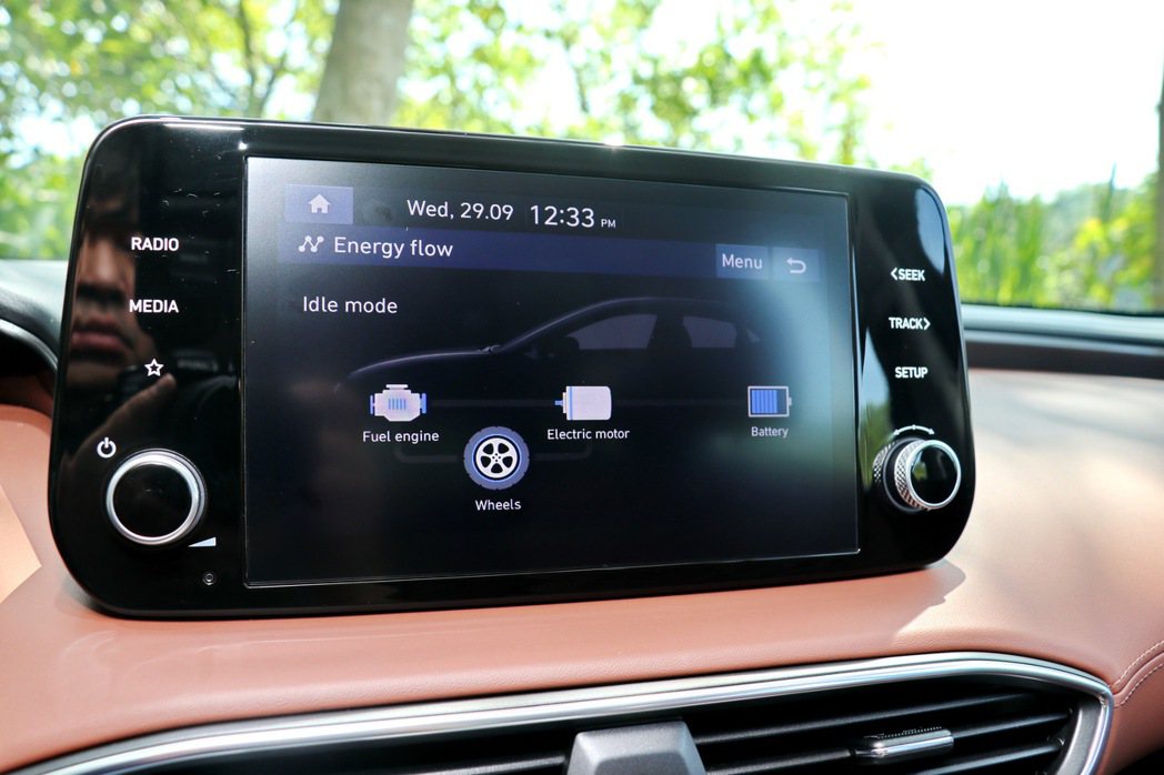 可以透過中控螢幕觀察車輛能源作動情況。 記者陳威任／攝影