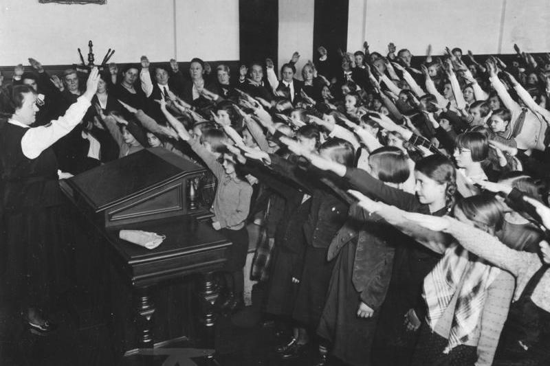 圖為1934年德國學童們在學校中致納粹禮。 圖／維基共享