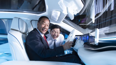 鴻海創辦人郭台銘（左）與鴻海董事長劉揚偉一同發表電動車原型車。 鴻海／提供