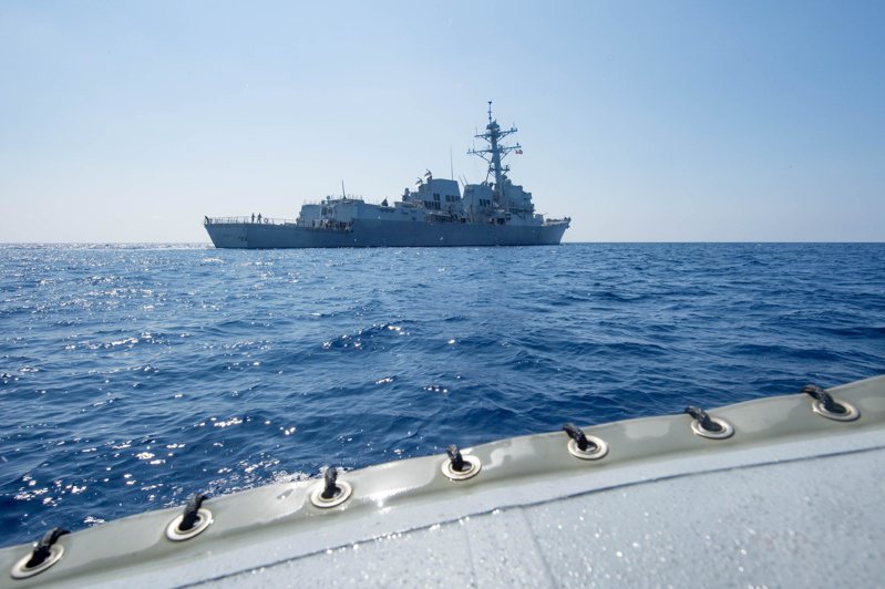 美國海軍17日證實美軍「杜威號」飛彈驅逐艦、加拿大「溫尼伯號」巡防艦17日聯合通過台灣海峽。圖為「杜威號」2017年5月6日航行南海時的照片。(路透)