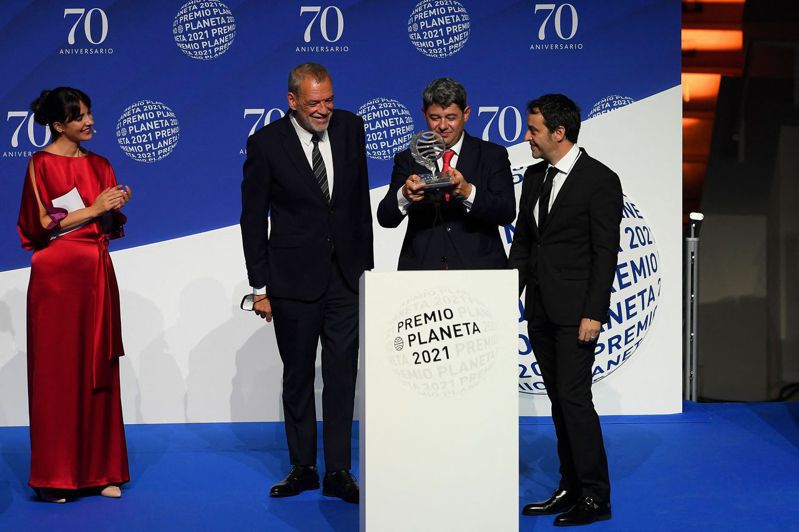 西班牙一项文学大奖颁给知名惊悚小说女作家莫拉，上台领奖的却是3名虚构此人的男性。 法新社(photo:UDN)