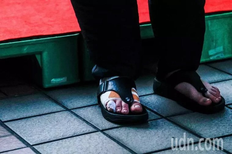 本報記者16日曾拍到陳柏惟的腳上裹著紗布，並一度換穿涼鞋。本報資料照