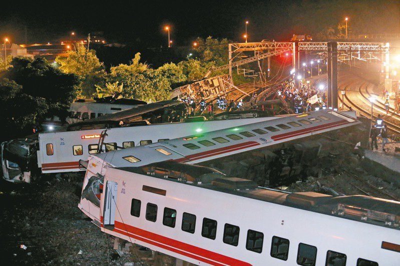 普悠瑪列車在宜蘭縣蘇澳新馬車站出軌翻覆，造成造成18人死、200多人輕重傷，其中以台東縣董姓家族有8人在這場意外中喪生，最為嚴重。圖／聯合報系資料照片