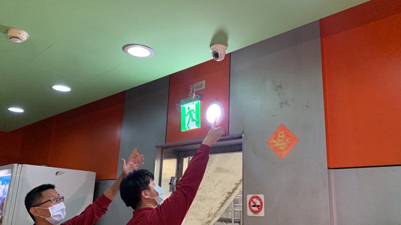 消防安檢的避難逃生設備則是測試會不會自動啟動，協助民眾逃生的照明，並有搭配逃生指示。記者翁唯真／攝影