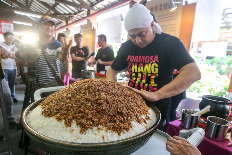 經濟部舉辦台灣滷肉飯節，有業者展示200人份超大碗滷肉飯。圖／聯合報系資料照片
