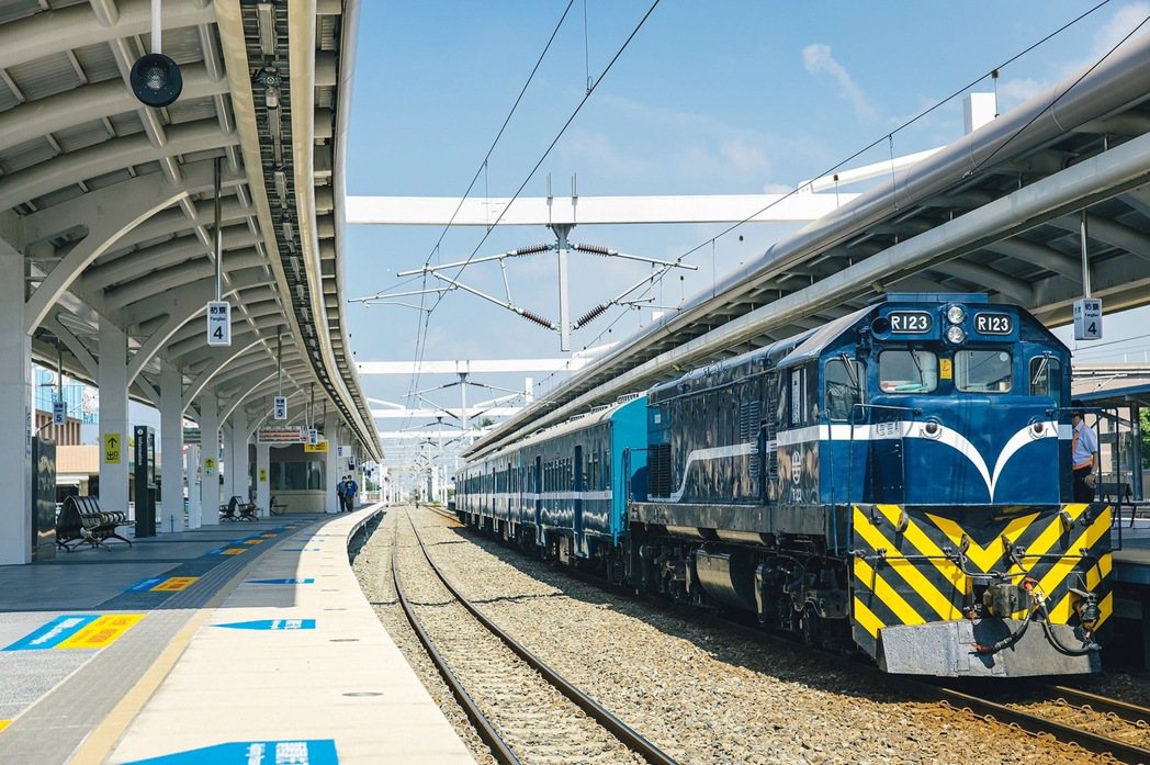 台鐵最具代表性列車「藍皮解憂號觀光列車」經過一年半的修復，保留吊頂電風扇、綠色皮...