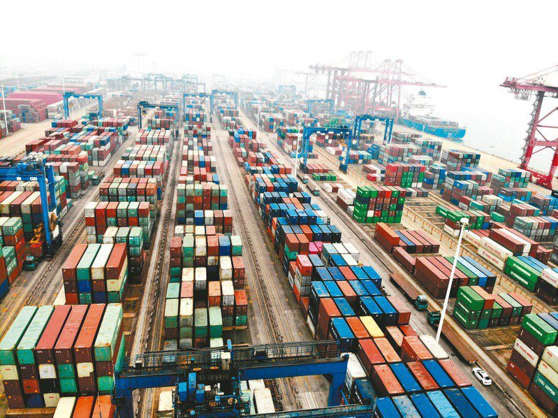 圖為江蘇連雲港的貨櫃堆滿碼頭準備出口。 新華社