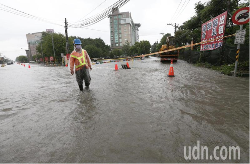 屏東縣大仁科大周邊每逢大雨必淹，今年8月連續大雨，周邊又淹水。圖／本報資料照