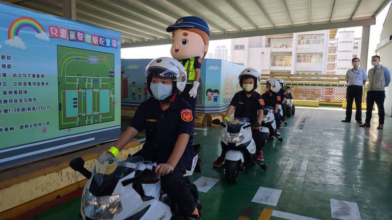 台南市柏林幼稚園小朋友扮成警察，騎著電動摩托車體驗行車安全。記者黃宣翰／攝影