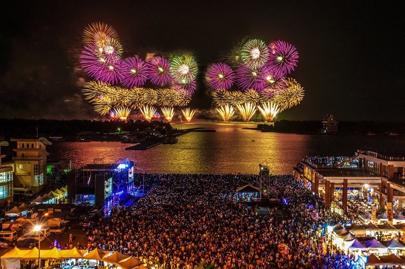 台南將軍吼音樂節闖出知名度，圖為去年搭配高空焰火美麗盛況。圖 ／台南市政府提供