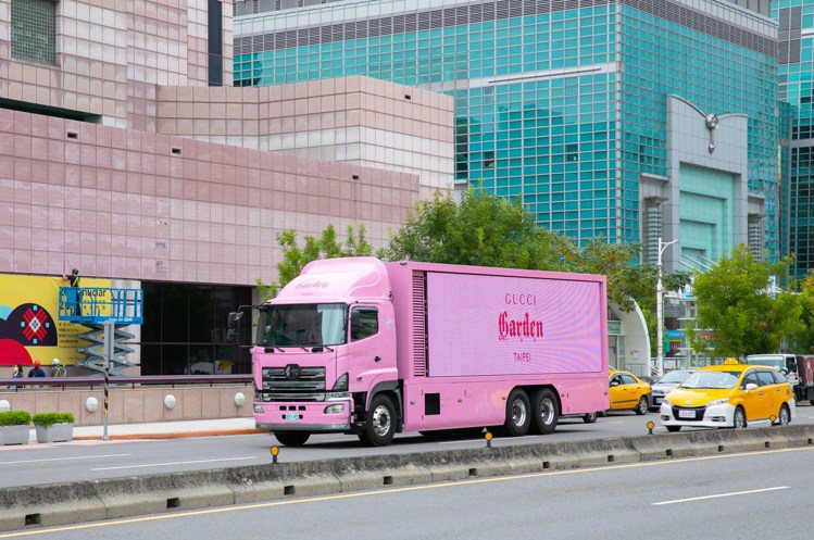 《Gucci Garden Archetypes原典》展覽推出超可愛的粉紅色宣傳車在台北街頭穿梭。圖／GUCCI提供