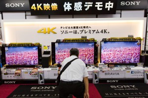 索尼在2012年轉換策略，電視部門全力投入高畫質的4K電視或是高單價的大尺寸電視。路透