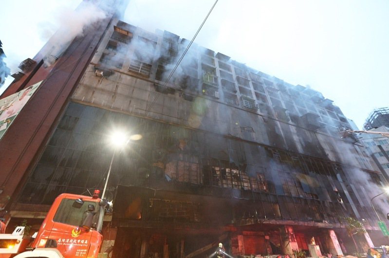 高雄城中城大火造成46人死亡，市府道歉後醞釀修法。圖／聯合報系資料照片