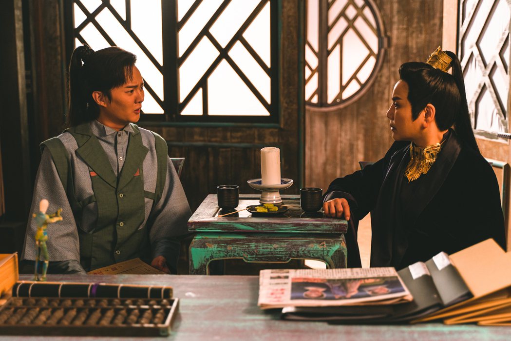 唐美雲（右）、許富凱演出「孟婆客棧」。圖／公視台語台提供