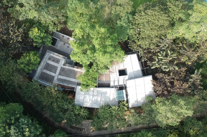 由李鈞華、俞國珠一手打造的「安靜的好玩綠建築學校」，置身山林被群樹環繞。圖／安靜的好玩綠建築學校提供