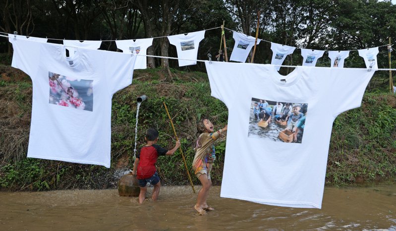 新北貢寮雞母嶺「水T藝術節」開幕當天，二位小孩打赤腳開心在梯田中玩耍。記者潘俊宏／攝影