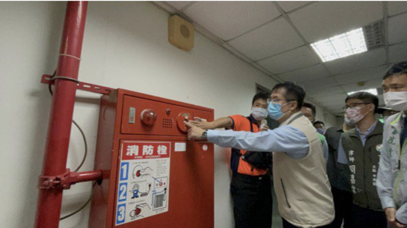 台南市長黃偉哲（前）15日前往安平區世華大樓巡視消防設備。本報資料照片