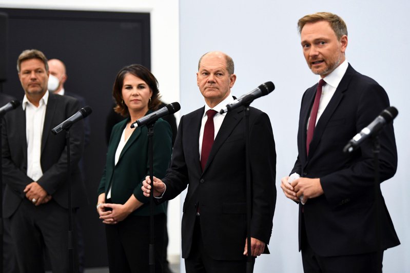 德國社民黨總理候選人蕭茲（右二）、自民黨黨魁林德納（右一），及綠黨共同主席哈柏克（左一）和貝爾伯克（左二）15日在首都柏林針對三黨可能籌組新政府的探索性會談發表聲明。路透