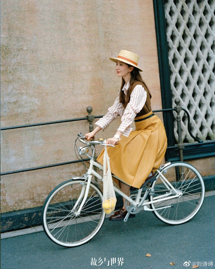 在粉絲最喜歡的女神騎單車照片中，劉詩詩演繹Loro Piana的襯衫、長裙，搭配...