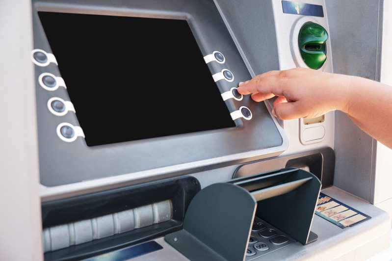 一名男子使用ATM領錢時，ATM竟吐出「一口亂鈔」。示意圖／ingimage