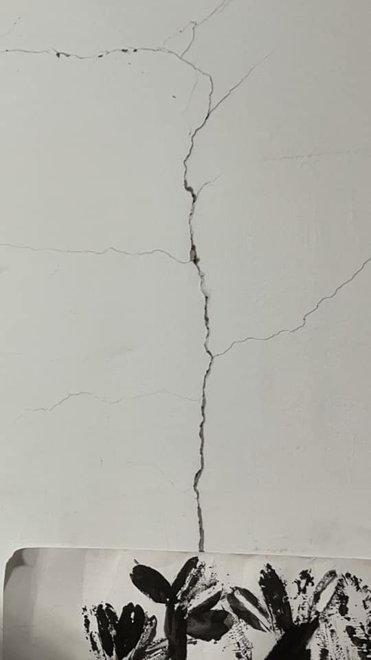 網友抱怨，隔壁鄰居裝潢居然把原po家的牆壁都鑽裂出一個長方形的連續裂縫。圖擷自臉...