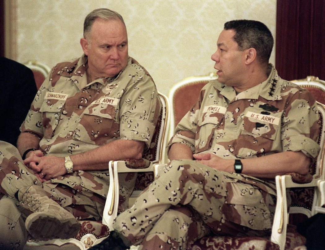 在中東讓美軍威名重啟的當代兩大名將——史瓦茲柯夫與鮑爾。 圖／法新社