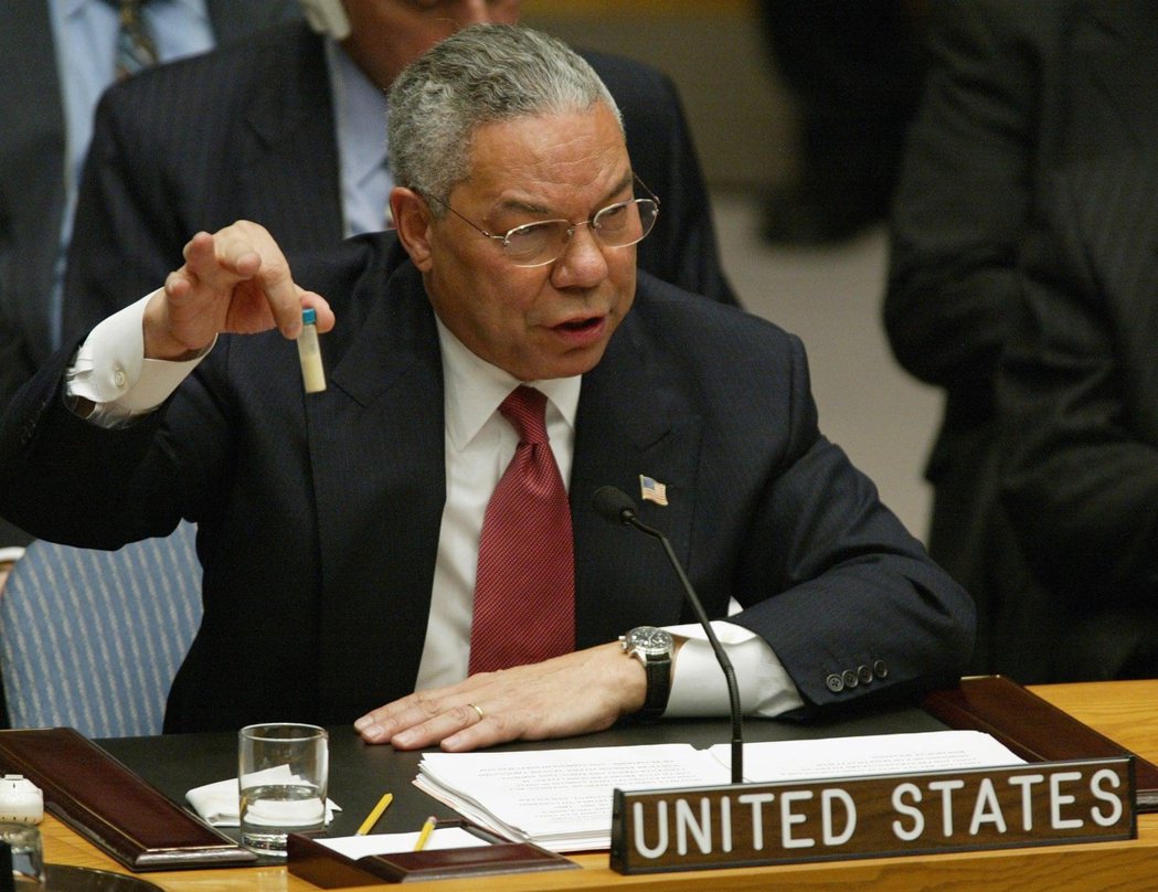 2003年2月5日，聯合國安理會上，指控伊拉克正密謀發展大規模毀滅性武器的鮑爾，...