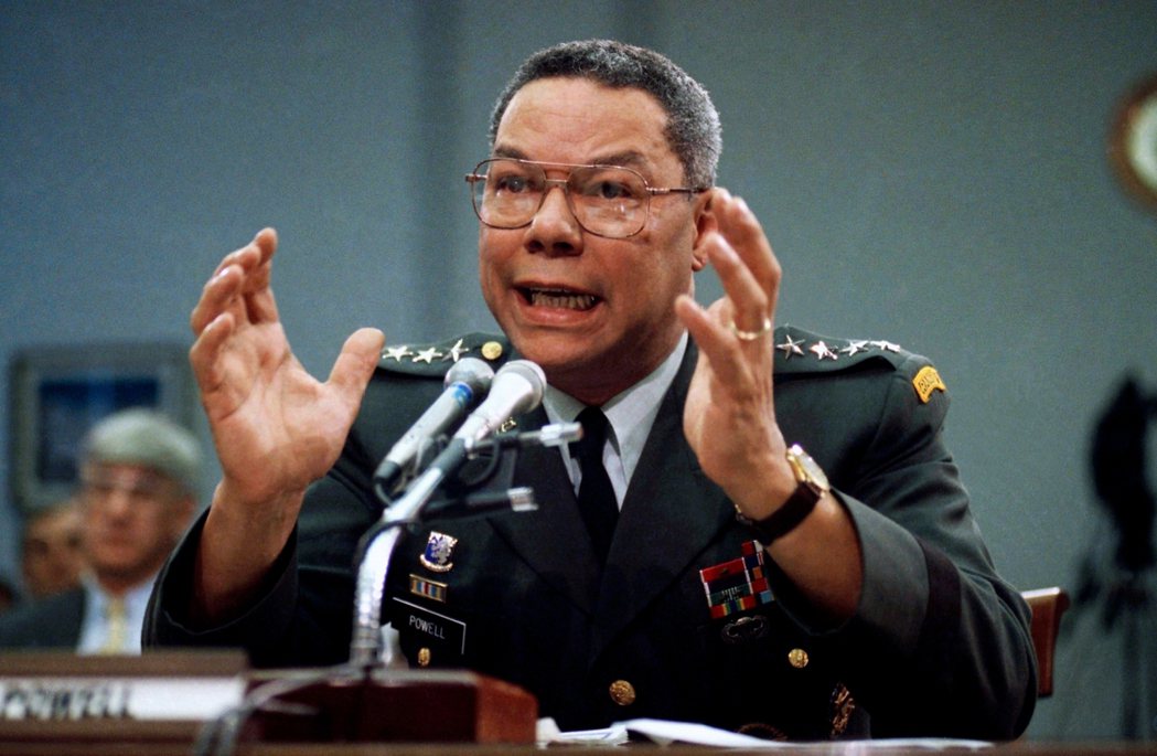 鮑爾雖然是美軍的第一位「黑人參謀長聯席會議主席」，並以美軍最高上將之姿，極其漂亮...