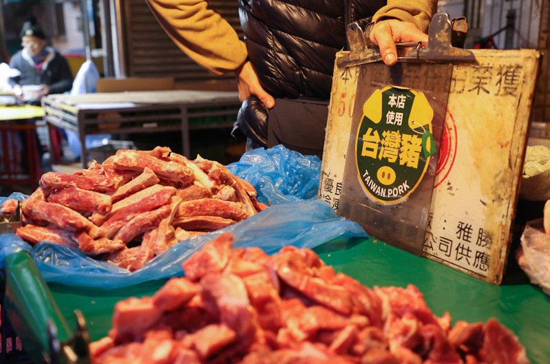 萊劑進口豬和全齡美牛2021年元旦進口，聯合報採訪團隊走訪北中南五縣市傳統市場、小吃攤和大賣場，由肉品源頭追蹤到末端銷售供應鏈，發現三大漏洞。